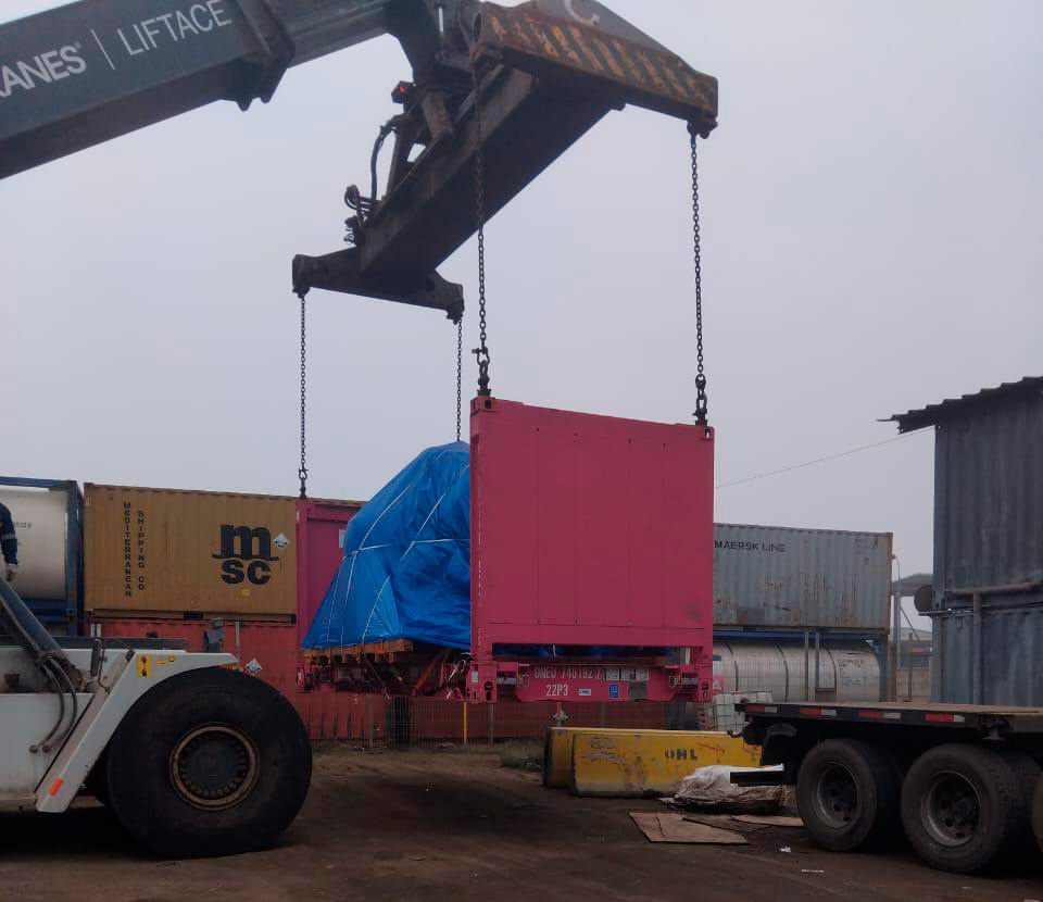 Grúa desconsolidando contenedores en terminal portuaria