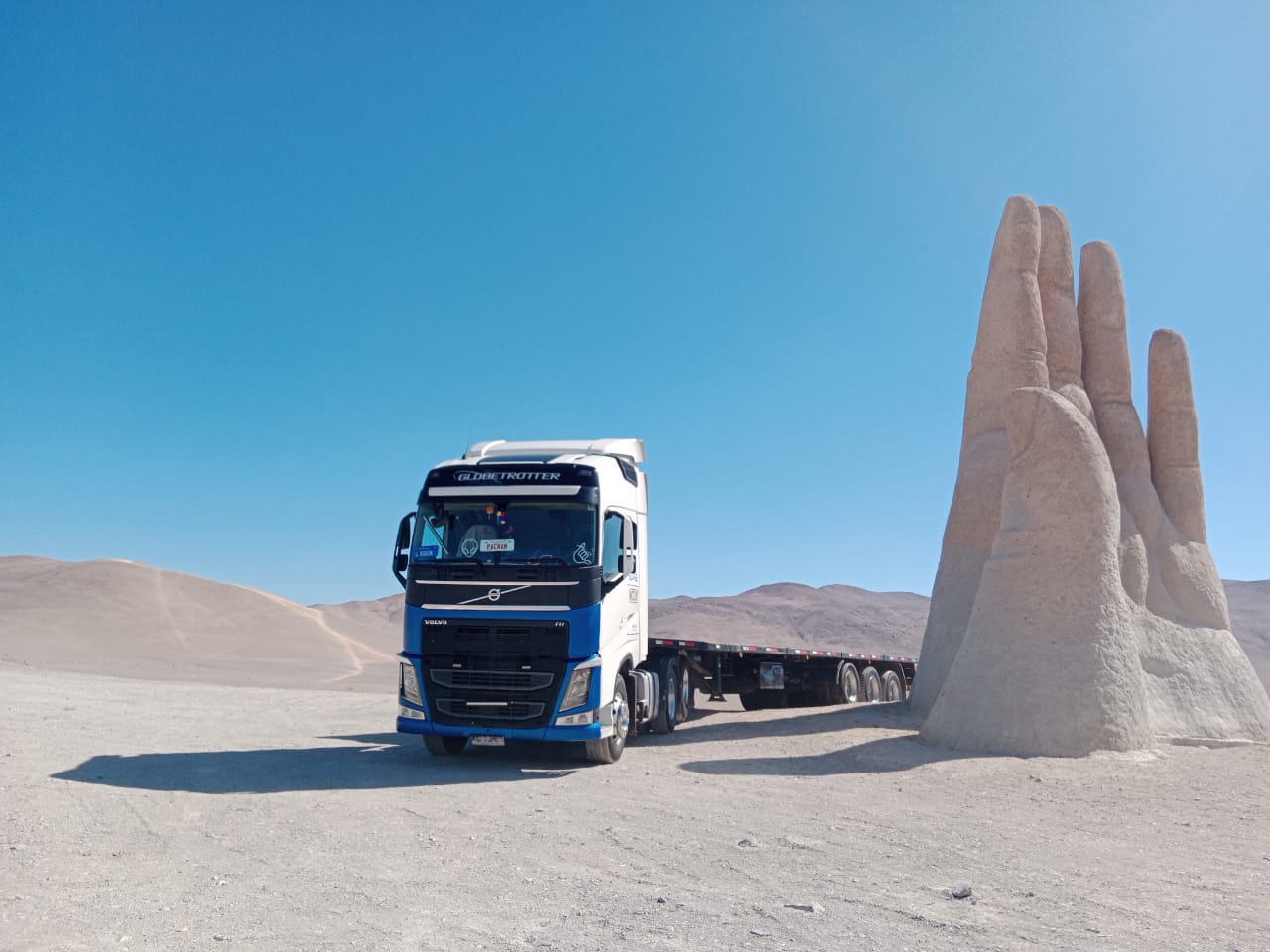 Camión Transportes Blanco en ruta por el norte de Chile